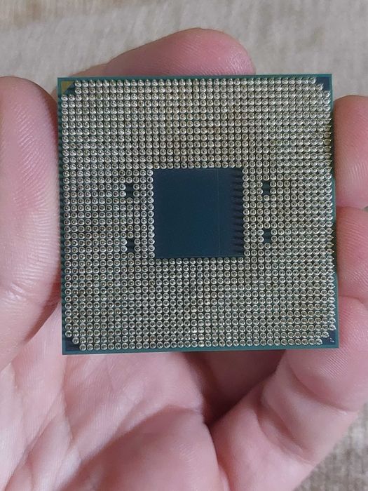 Продавам AMD Ryzen 5 5600X