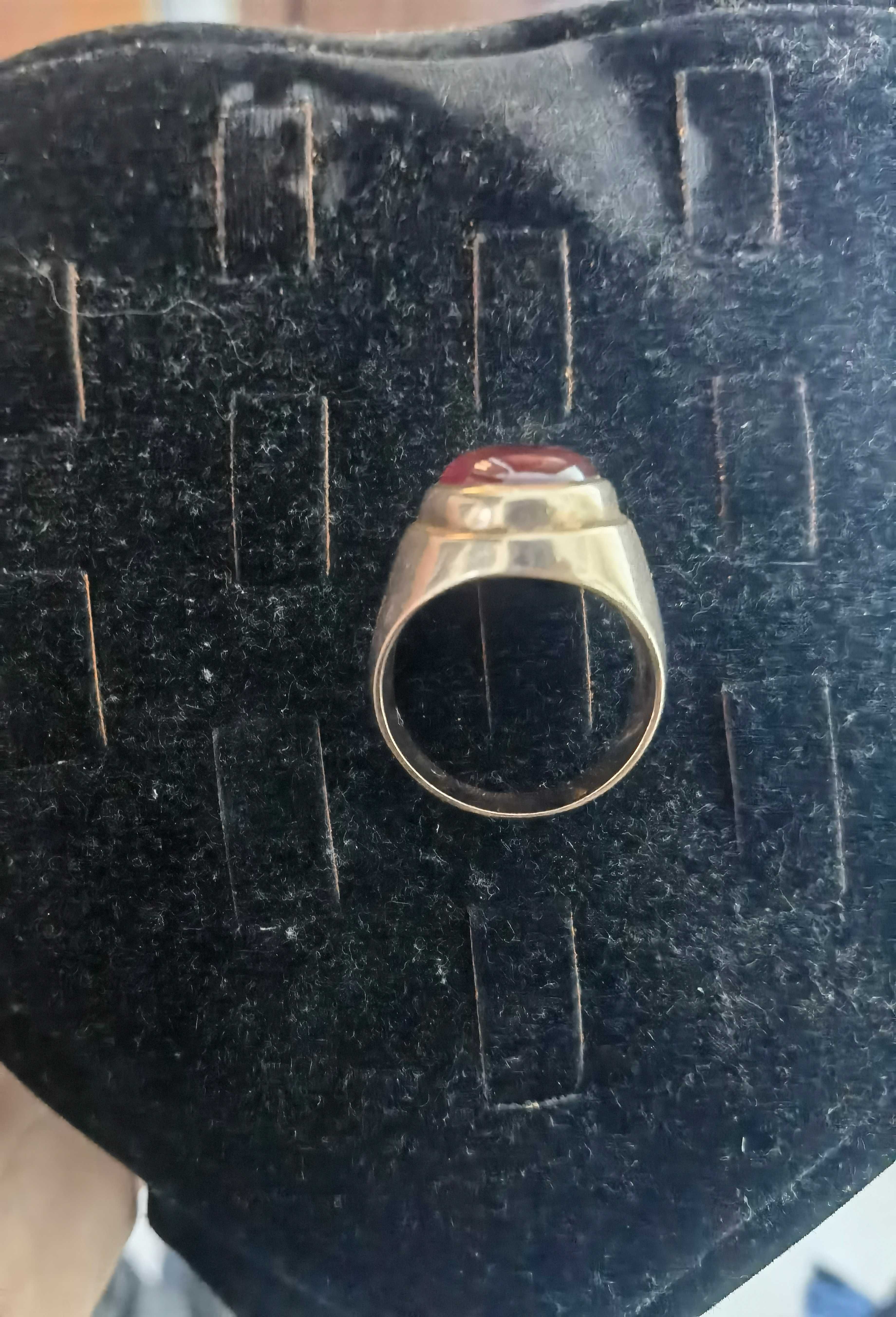 Златен пръстен с естествен рубин