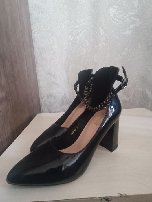 Oyoq kiyim . Srochna sotiladi