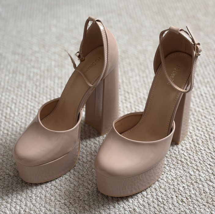 Чисто нови обувки на ток