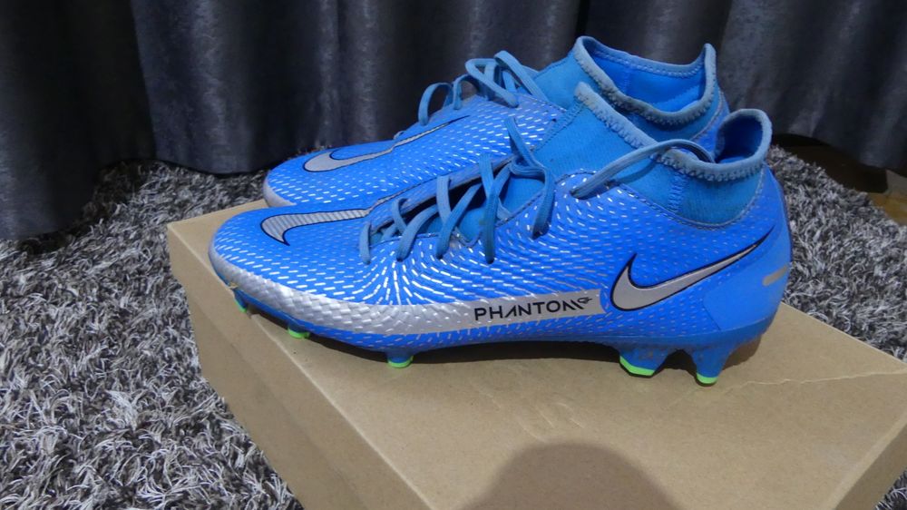 Ghete de fotbal Nike Phantom