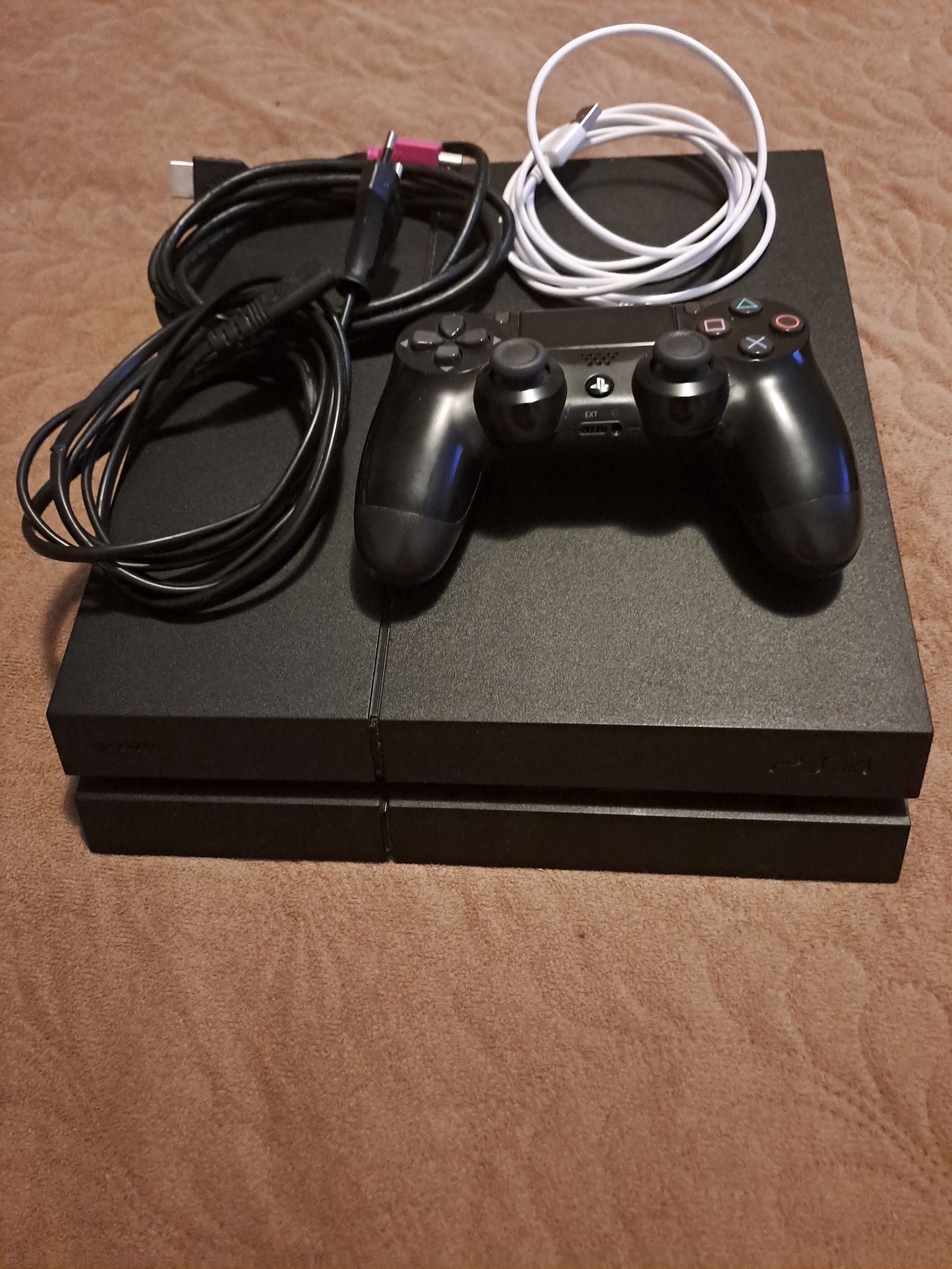 Vând ps4 sony în stare buna