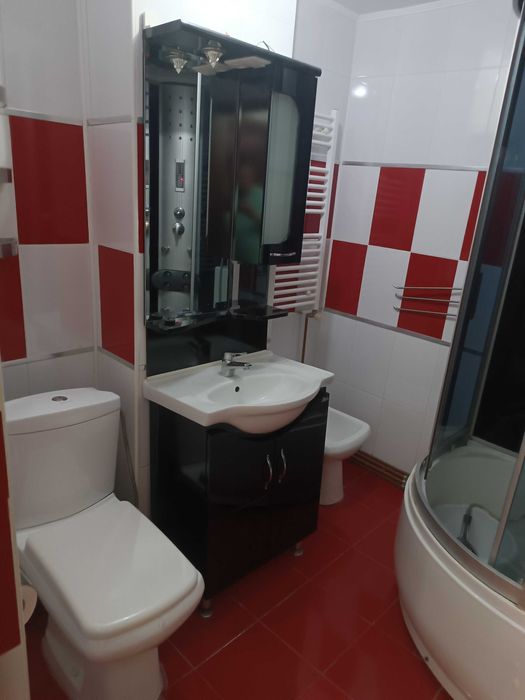 Închiriez apartament 3 camere decomandate etaj 2 zona HCC