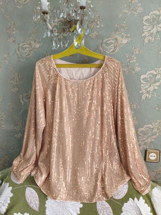Блузка с золотыми пайетками