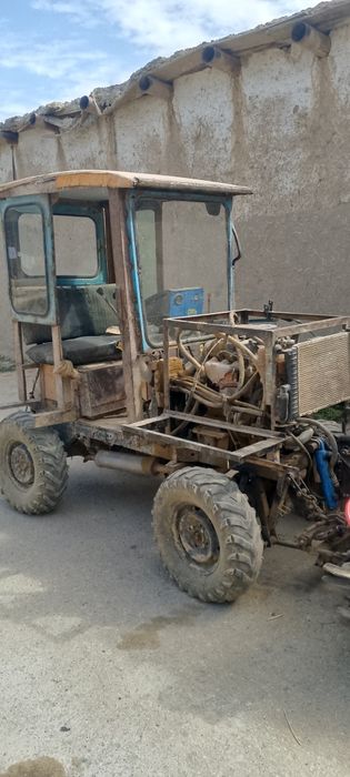 taraktor yuribturibdi