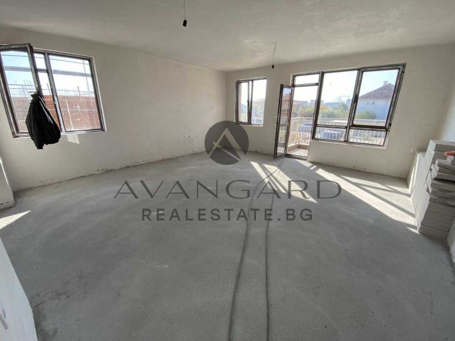 оф.24514 Изгодно! Обширен тристаен/ Остромила