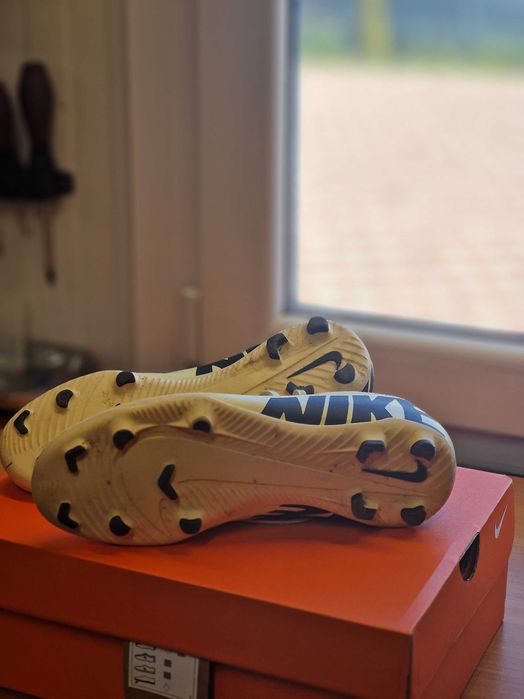 Ghete fotbal iarba Nike mercurial