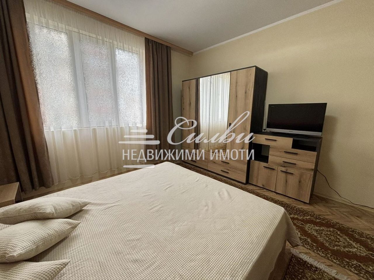 Дава се под наем Тристаен апартамент в Шумен, Център - 80 кв.м за 408 € - Снимка #1