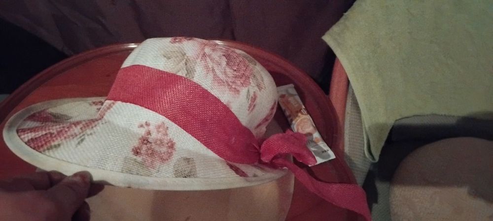 Модерна розова шапка