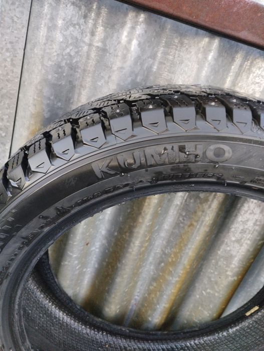 Продам зимнюю резину Kumho диаметр 17 . Зимняя шипованную