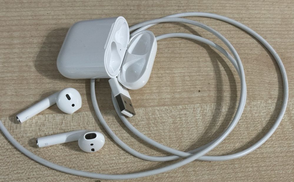 Airpods 2, white