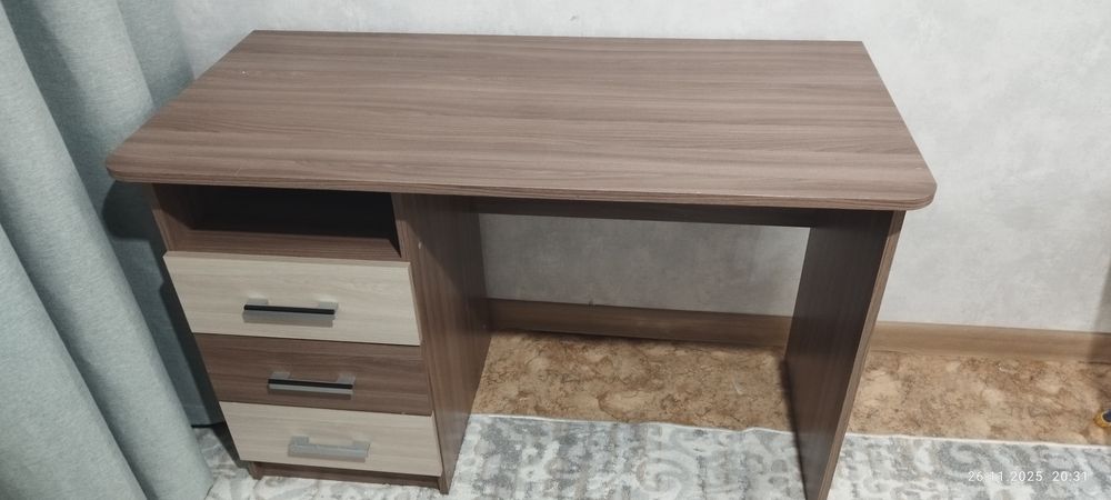 Письменный стол в отличном состоянии