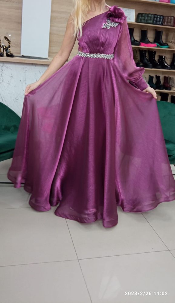 Rochie spendida de seara. Culoare vibranta, stil si eleganta