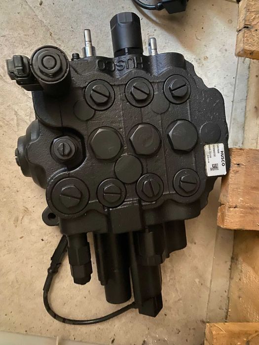 Distribuitor fata pentru buldoexcavatoare JCB