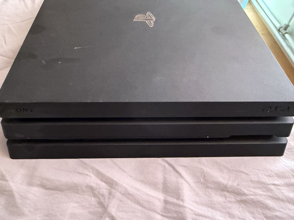 Playstation 4 pro, 1 TB,13 игри , 3 джойстика, перфектно състояние!