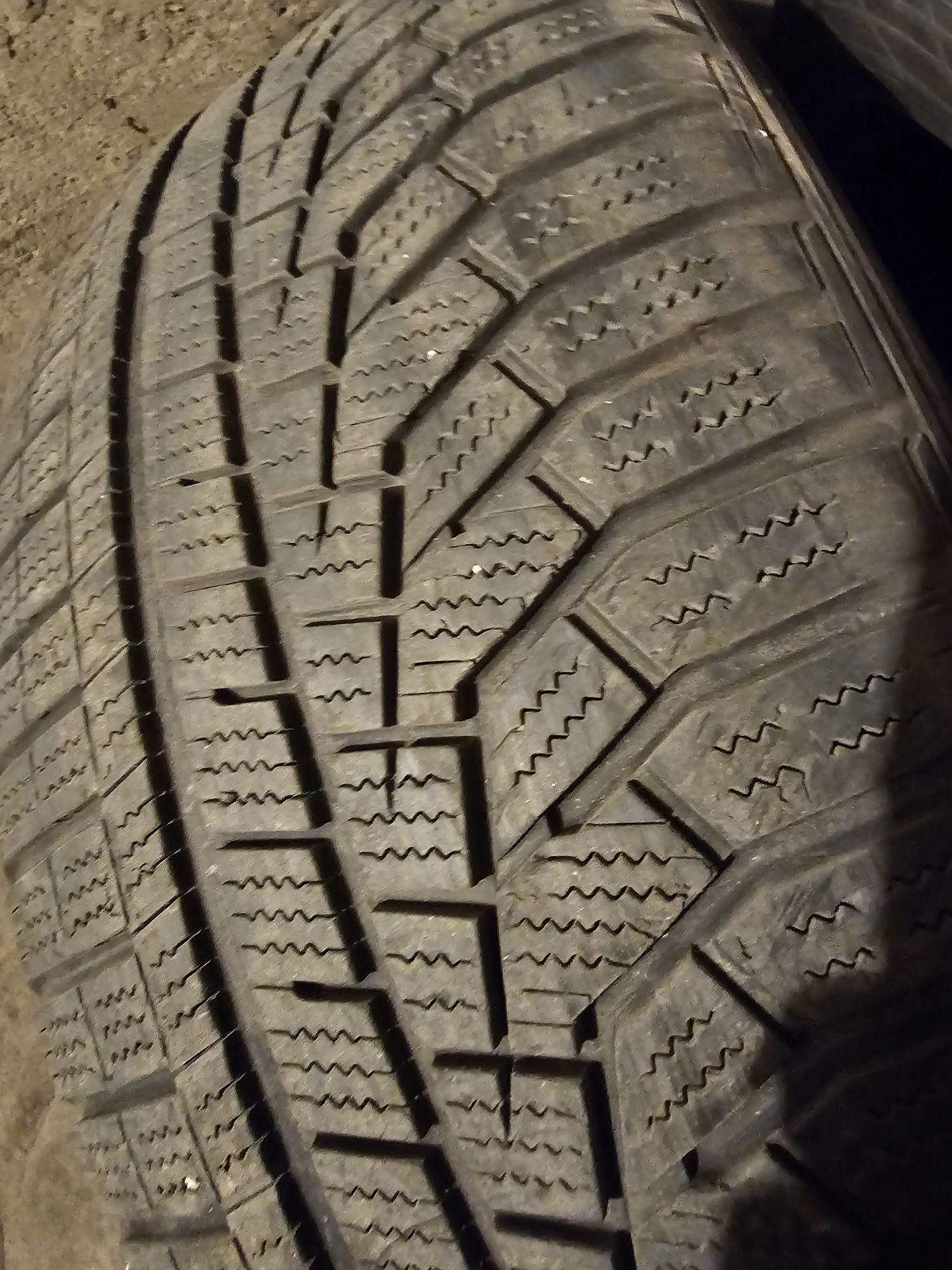 Продавам зимни гуми Hankook Runflat 225/50/17