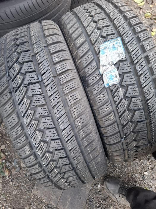 Vand 2 anvelope 215 55 17 noi de iarna