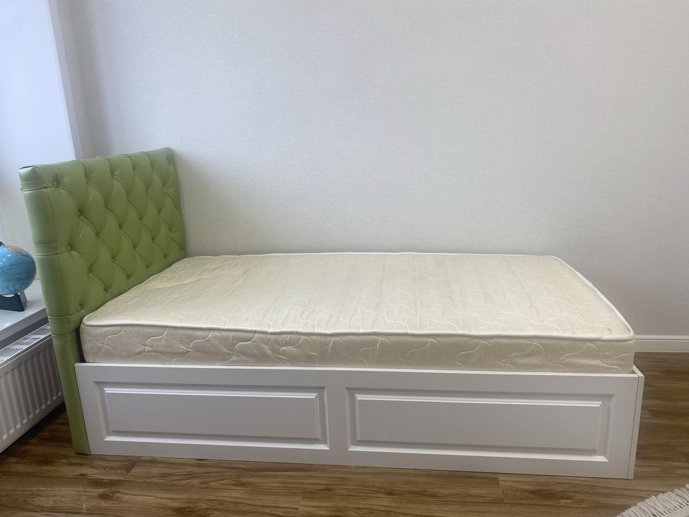 Кровать с матрасом