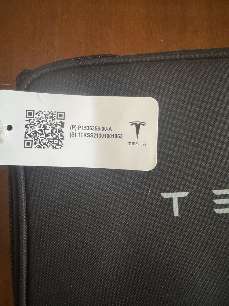 Теглич за Tesla Y
