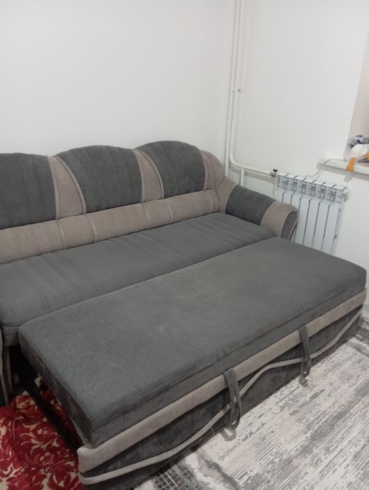 Диван вместе с креслом.