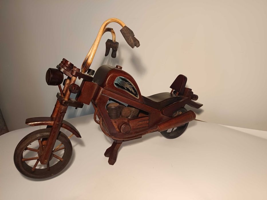 Motocicleta Harley Davidson confectionata manual din lemn 44cm