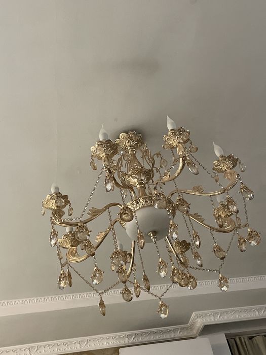 Люстра в хорошем состоянии.