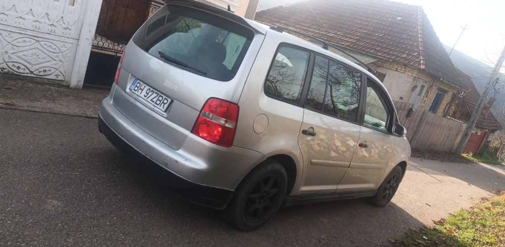Vând Volkswagen Touran an 2006 motor 1.9 TDI 6+1 Trepte
