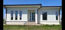 Casa de vanzare la intrare pe partea stanga