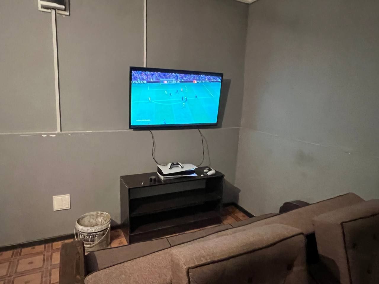 Игравой клуб сатилады PS4 тен 2 штук PS5 1 шт компьютер 20+1 шт админ