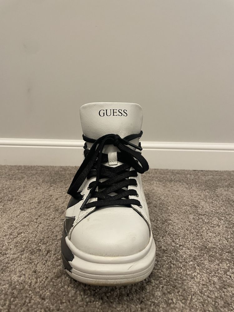 Sneakersi Guess!