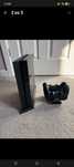 PlayStation 4 1TB SSD 2 kontrollerlari Zaryadlovchi dock vertikal sten