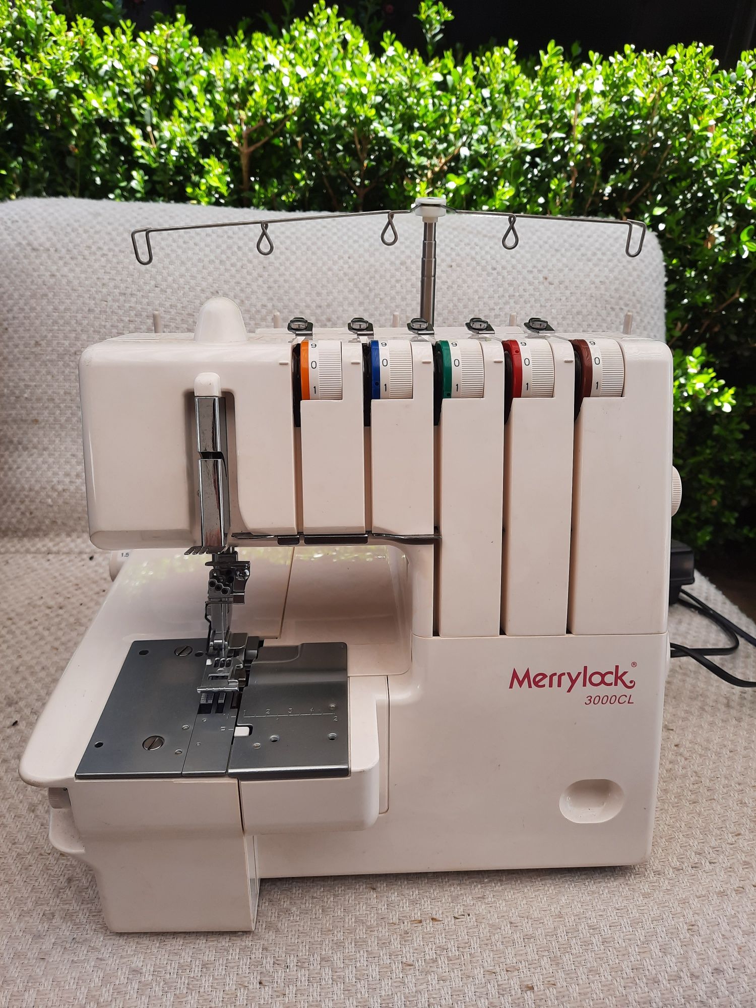 Masina de surfilat si acoperire Merrylock 3000 cu 3 ace si 5 fire