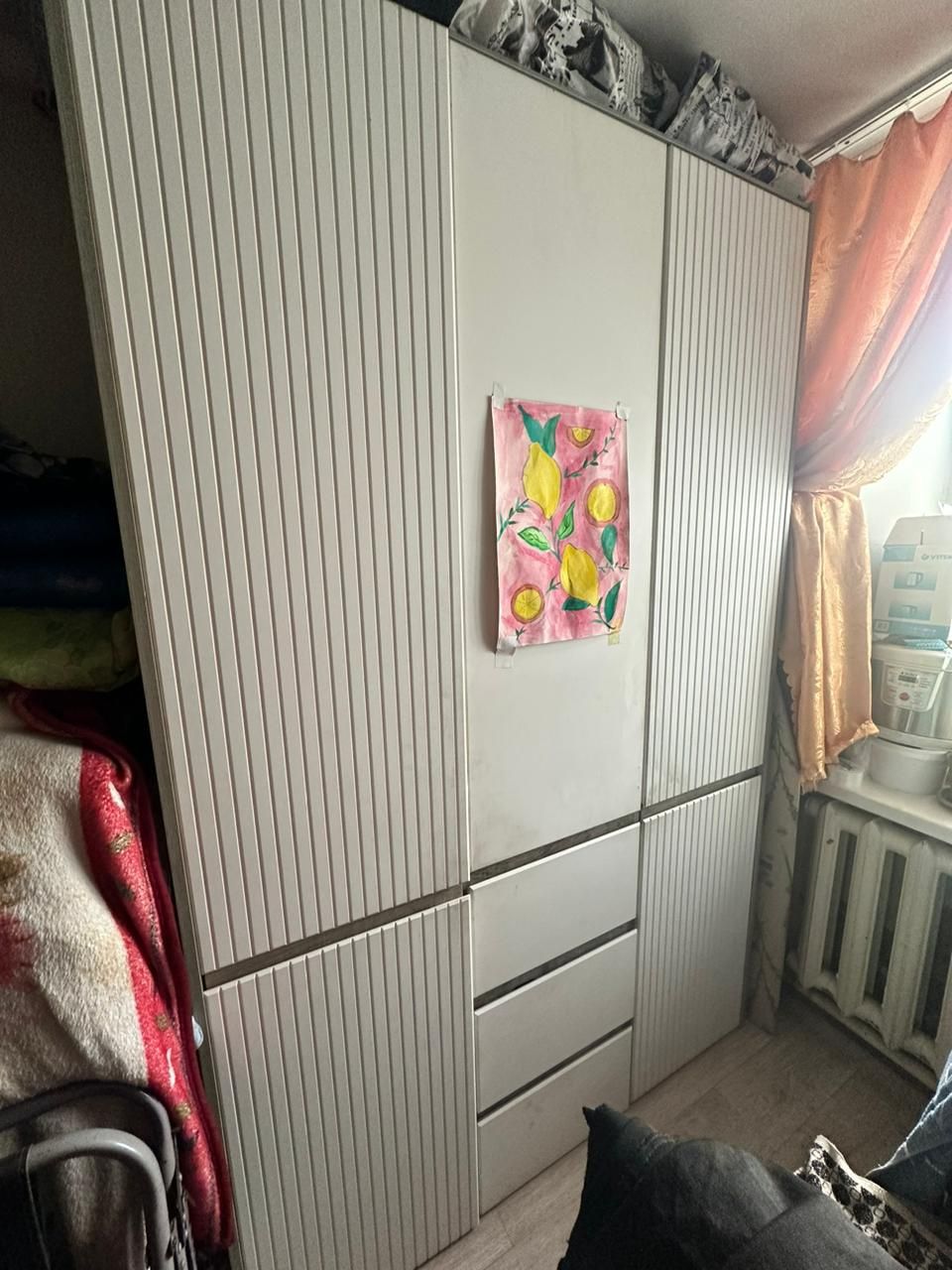 Продам шкаф и стол со стулями