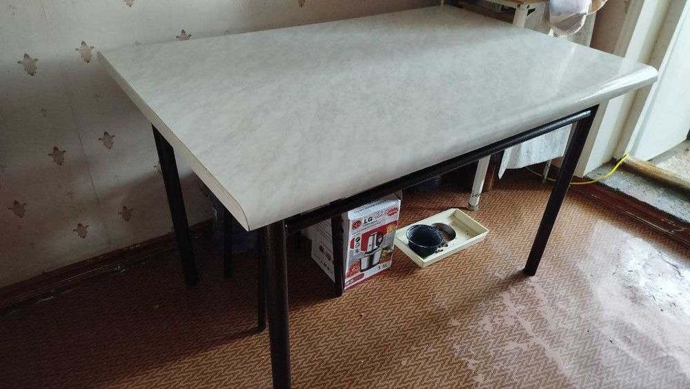 кухонный стол(в хорошем состоянии)