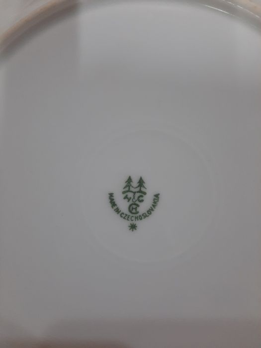 Красивые тарелки- 3 шт., Чехославакия, d- 24 см. Белоснежный фарфор, в