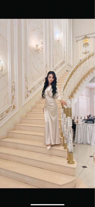 Очень красивое, мягко блестит на свету