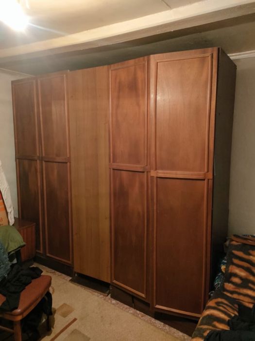 Шкаф в спальню б/у.