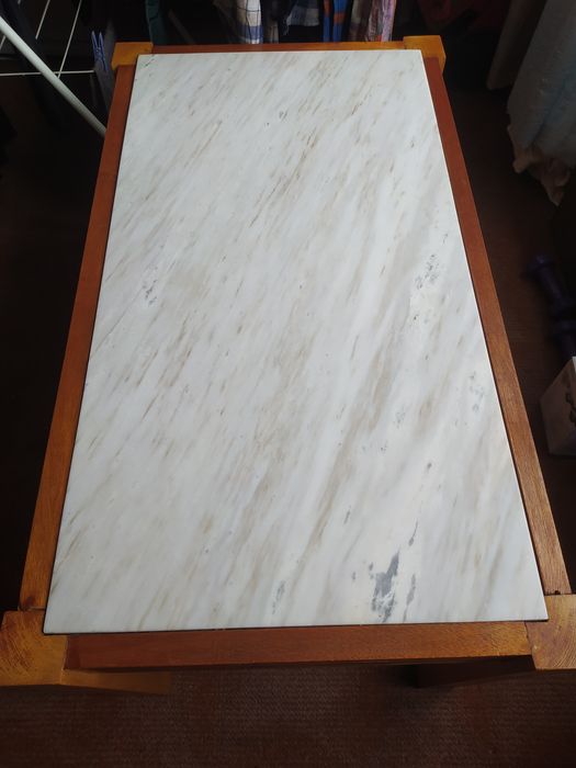 Ръчно изработена холна маса с полиран мраморен плот