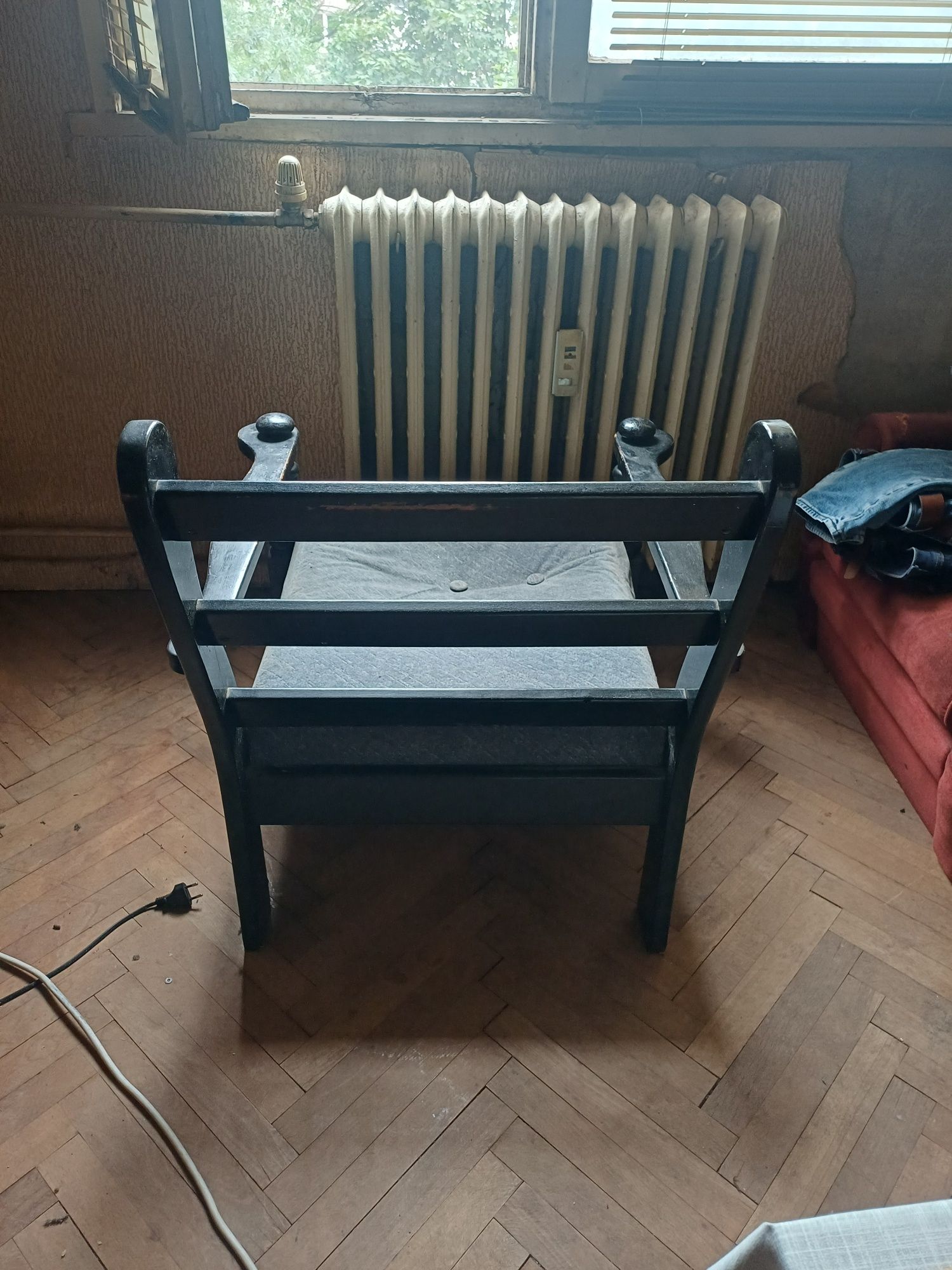 Масивен дървен стол