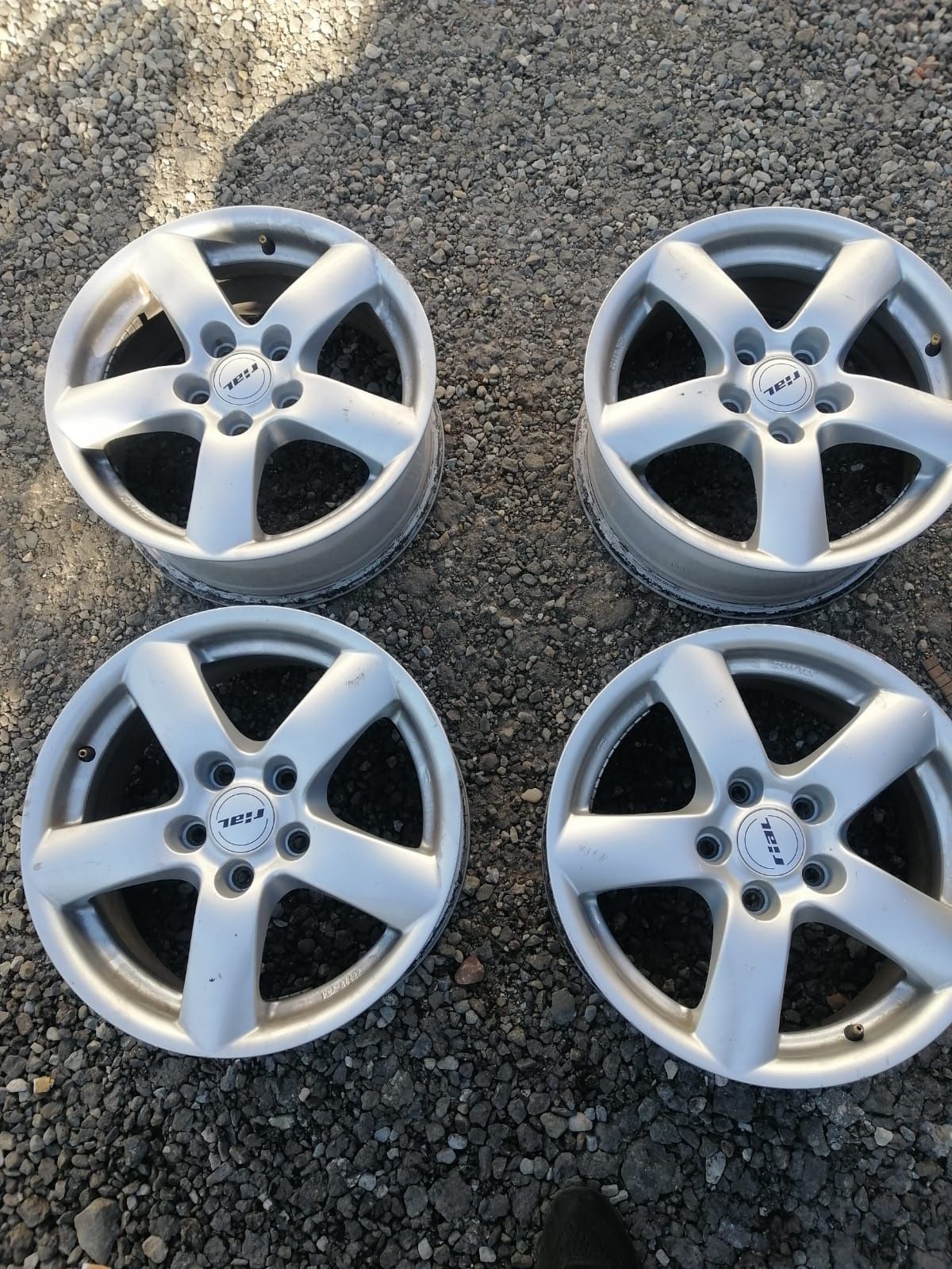 Vind un set de genti de aliaj pe 16