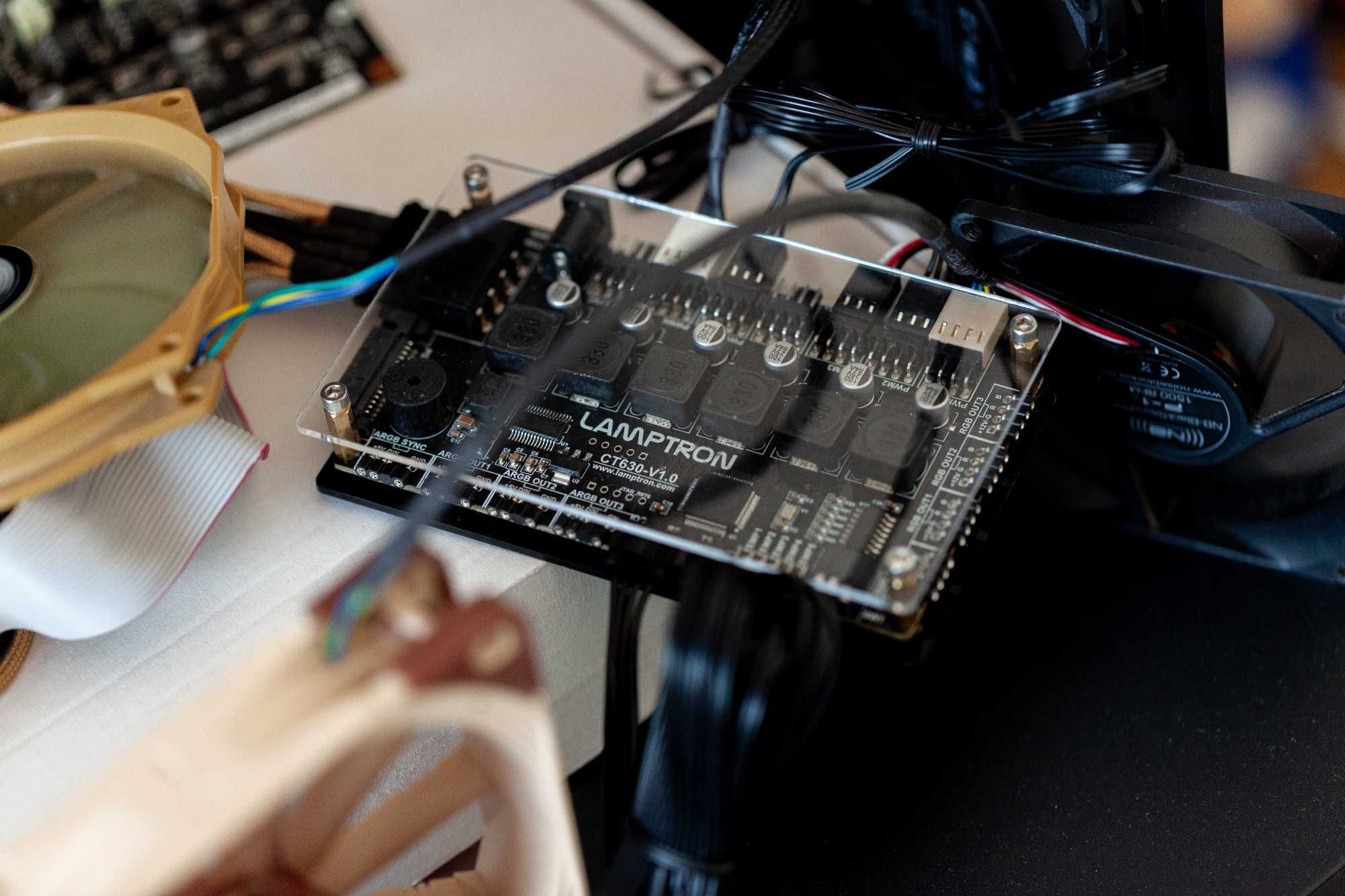 Хардверен контролер Lamptron CT625 за охлаждане и осветление