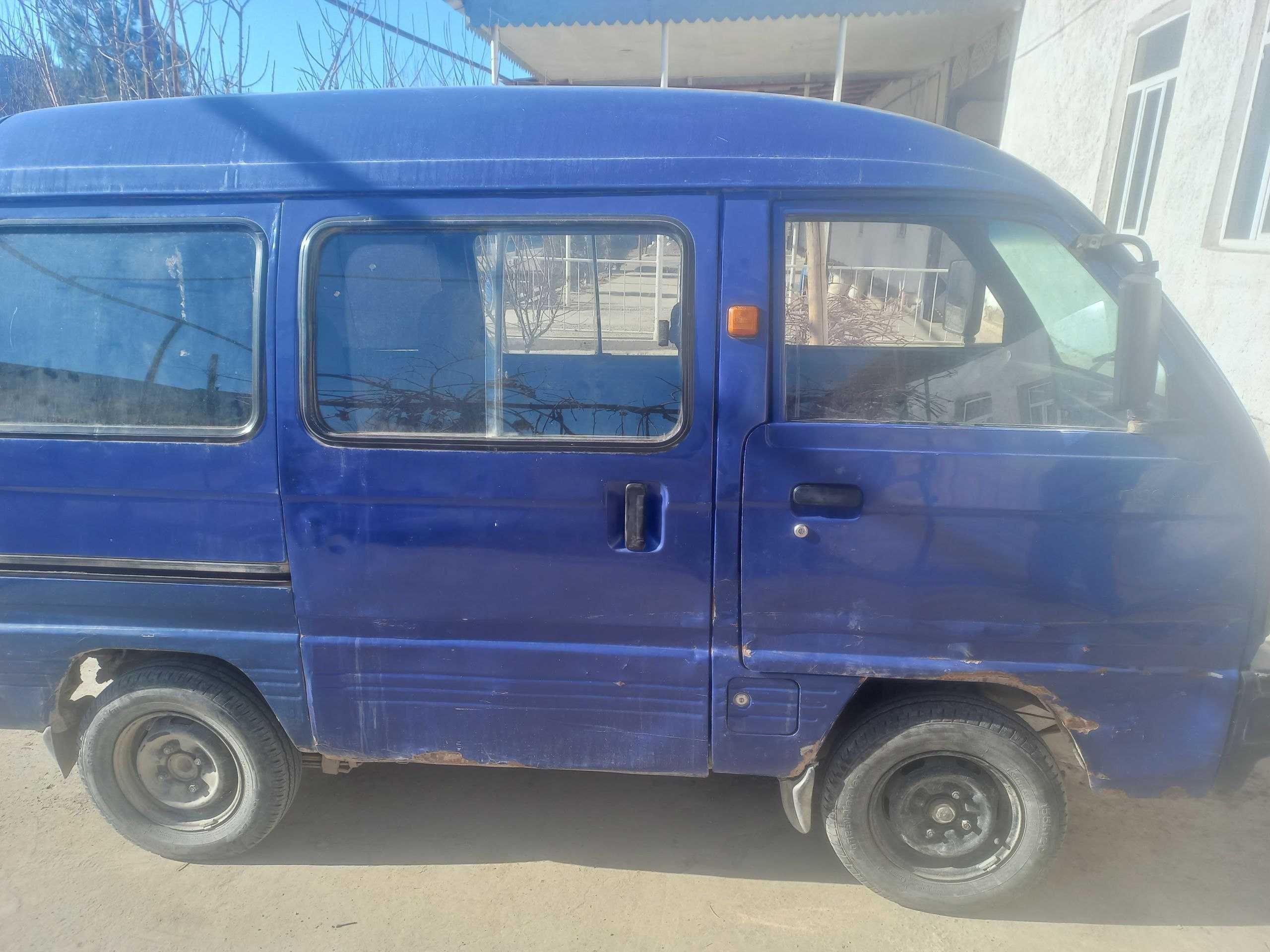 дамас юриб турган