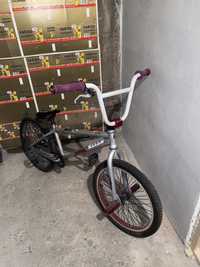 Vand bicicleta BMX.