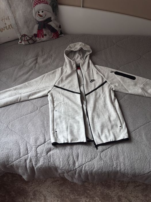 Чисто Нов !!! Nike tech fleece, ЗАКУПЯХ ГО ОТ ВЧЕРА 4 ДЕКЕМВРИ!!!