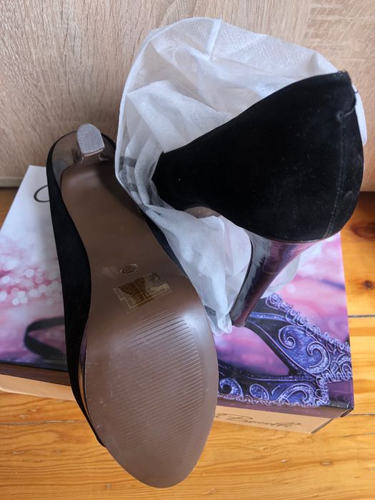 Черни високи токчета