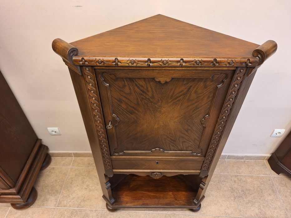 Винтидж ъглов шкаф с богата дърворезба