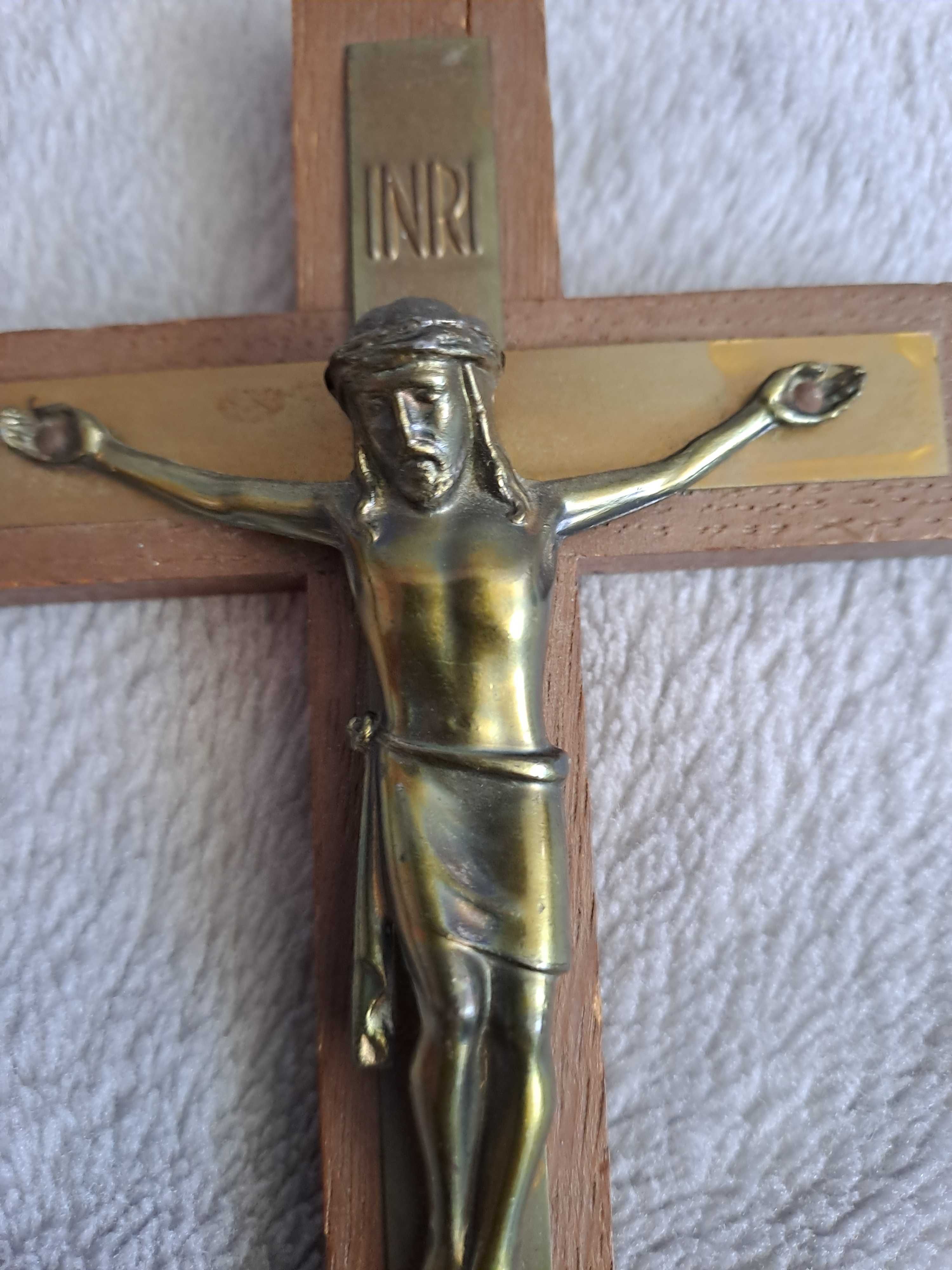 crucifix lemn alama