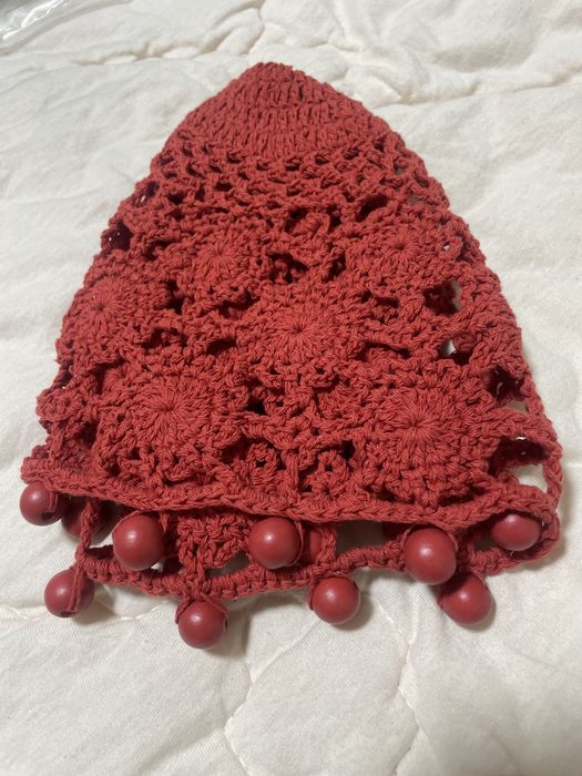 Вязанная шапка с бусинами