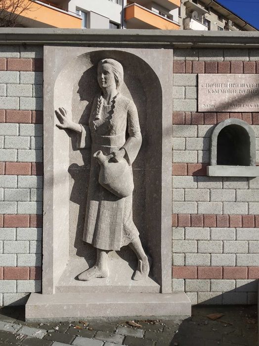ГОЛЯМА скулптура, статуя, камък, метал, фибростъкло и смола, стиропор.