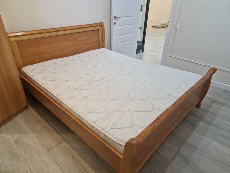 Кровать с матрасом